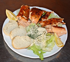 Original Flammlachs Catering mit Tellerportion am Flammlachsstand JoBa